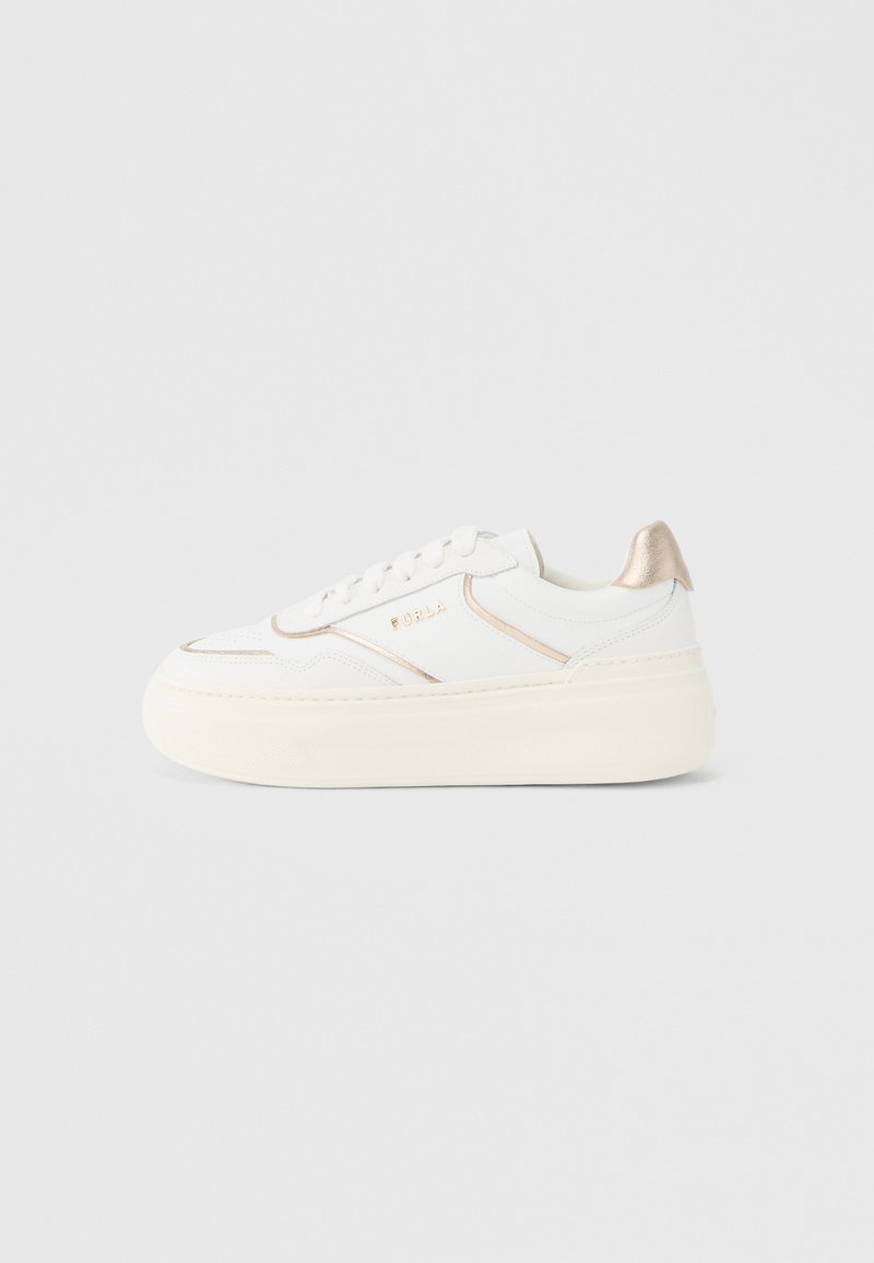 Λευκό αθλητικό παπούτσι με παχιά, υφή σόλα και μεταλλική ροζ χρυσή λεπτομέρεια στη φτέρνα. Διαθέτει πάνω μέρος από λείο δέρμα και κλείσιμο με κορδόνια.