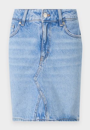 Svetlo modra denim krilo s sprednjimi žepi, zankami za pas, zapiranjem na gumbe ter sprednjim V-obliki videnim šivom.