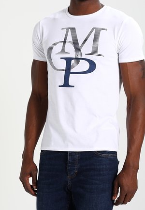 T-shirt in cotone bianco con lettere grafiche in blu navy "M" e "P" e linee verticali. Design aderente con maniche corte e scollatura tonda.