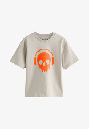 Jasnoszara koszulka z krótkim rękawem z jasnym pomarańczowym nadrukiem czaszki w słuchawkach, umieszczonym na środku z przodu.