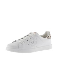 Sneaker bassa bianca con lacci, logo "V" perforato sul lato e linguetta sul tallone in argento glitterato, vista dal lato destro.
