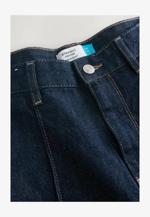 Mørkeblå højtaljede straight jeans med gyldent syning, en metalknap og plejeskilt synligt ved taljen. Stoffet har en glat tekstur.