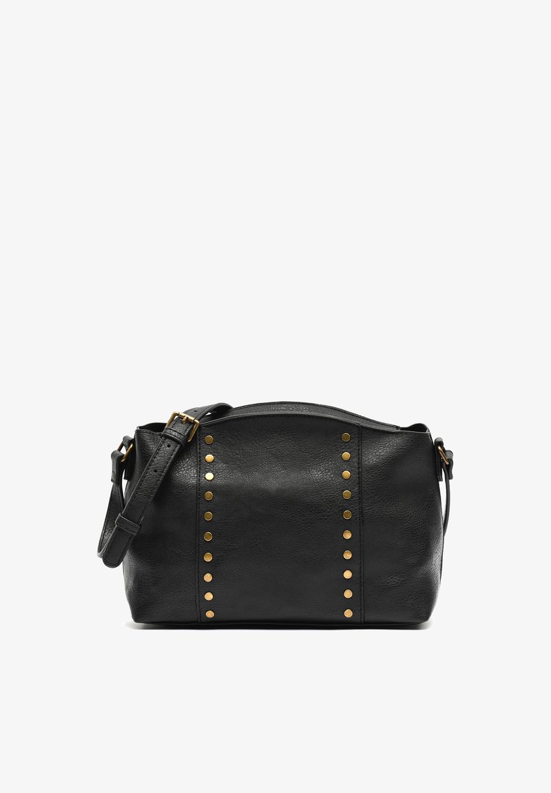 Borsa a tracolla in pelle nera con forma curvata, caratterizzata da borchie dorate lungo il lato e una tracolla regolabile. Finitura testurizzata per un ulteriore dettaglio.