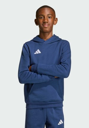 Donkerblauwe hoodie van zachte stof, met een voorvak in kangoeroestijl en een wit logo op de linkerborst. Lange mouwen met geribbelde boorden.