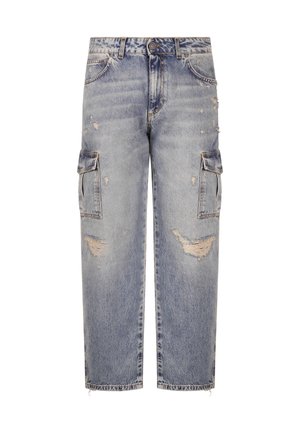 Jasnoniebieskie, postrzępione dżinsowe spodnie cargo z przednimi kieszeniami na klapę, szlufkami na pasek, zapięciem na guziki oraz szerokimi, krótkimi nogawkami.