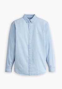 Lichtblauwe denim blouse met lange mouwen, knoopsluiting en witte knopen, plat getoond tegen een witte achtergrond.