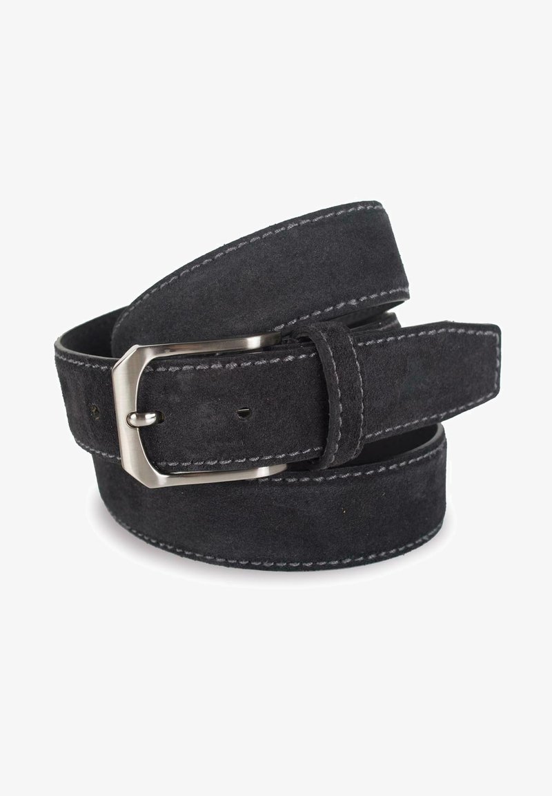 Cinturón de ante negro con costuras en contraste y una hebilla de metal plateado. Presenta una textura suave y un diseño sencillo y elegante.