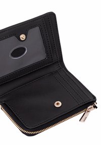 Cartera de cuero negra con cierre de cremallera, herrajes dorados, una ventana transparente para identificación y múltiples compartimentos para tarjetas. Textura suave y detalles acolchados.