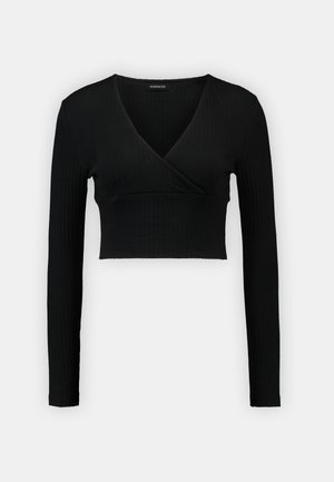 Černý žebrovaný crop top s dlouhým rukávem, který má V-výstřih a překrývací design, vyrobený z elastického materiálu pro přiléhavý siluetu.