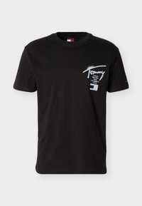 Μαύρο κοντομάνικο t-shirt με λευκή επιγραφή "Tommy", ονόματα πόλεων και λογότυπο Tommy Jeans στο αριστερό στήθος.