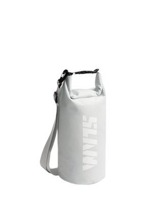 Una bolsa estanca cilíndrica de color gris claro, con cierre enrollable, hebilla negra, correa para el hombro y letras grandes blancas en vertical.