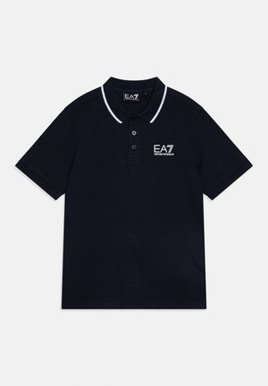 Navyblauw poloshirt met korte mouwen, witte bies op de kraag en EA7 Emporio Armani-logo op de linkerborst.