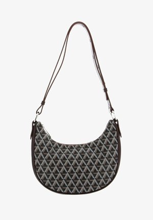 Sac hobo de forme courbée, avec un motif triangulaire noir et gris, des accents en cuir marron et une fine bandoulière.