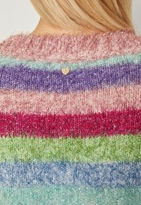 Meerleurige wollen trui met horizontale strepen in roze, lavendel, groen en blauw. Met een kleine metalen accent in de vorm van een hart.