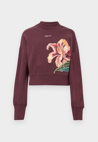 Sudadera recortada color burdeos con puños y cuello acanalados, que presenta un gran estampado de flores en tonos rosa y naranja y un pequeño logo de la marca en el pecho.