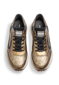 Sneakers con una toma superiore testurizzata in oro metallico e marrone, lacci neri e suola in gomma. Presentano il logo sulla linguetta e sul pannello laterale.