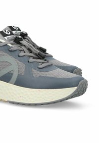 Scarpe da atletica grigie con una tomaia leggera, design in mesh testurizzato, accenti neri, sistema di allacciatura elastico e una suola bianca ammortizzata.
