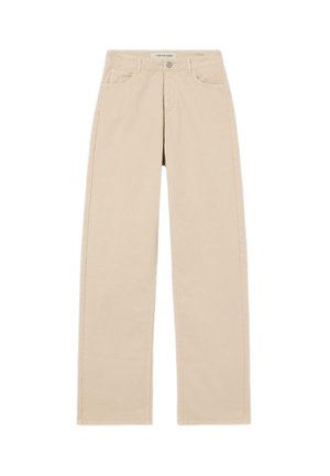 Pantaloni beige a gamba dritta con tasche frontali, passanti per cintura, chiusura a bottone e un'etichetta del marchio visibile sulla vita.