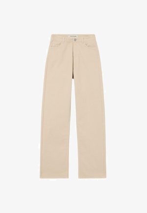 Béžové kalhoty rovného střihu s předními kapsami, poutky na opasek, zapínáním na knoflík a viditelnou značkovou nášivkou na pase.