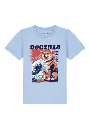 T-shirt bleu clair pour enfants avec une illustration de chien, une vague océanique, un soleil rouge, et le texte « DOGZILLA » en gras avec des caractères japonais.