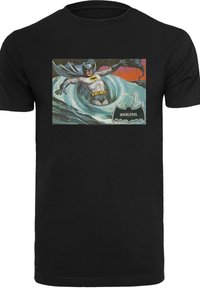 Svart bomullst-skjorte med et grafisk trykk av en superhelt i tegneseriestil i en virvel, med en gul logo og ordet "WHIRLPOOL" i en flaggermusform.