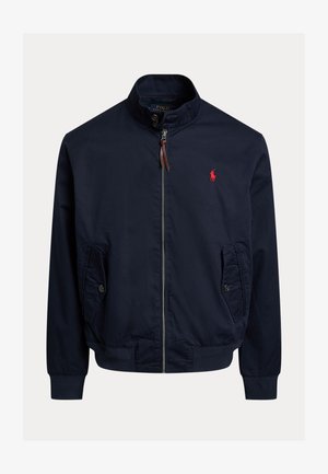 Casaco bomber azul-marinho feito de tecido leve, com fecho de correr, dois bolsos laterais e um logótipo bordado em vermelho no peito.