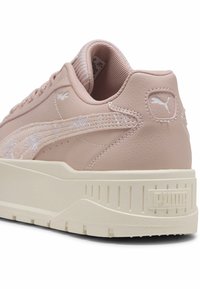 PUMA-sneakers i mjuk rosa läder, med en texturerad sidremsa, ljus sula och logotypdetalj på hälen.