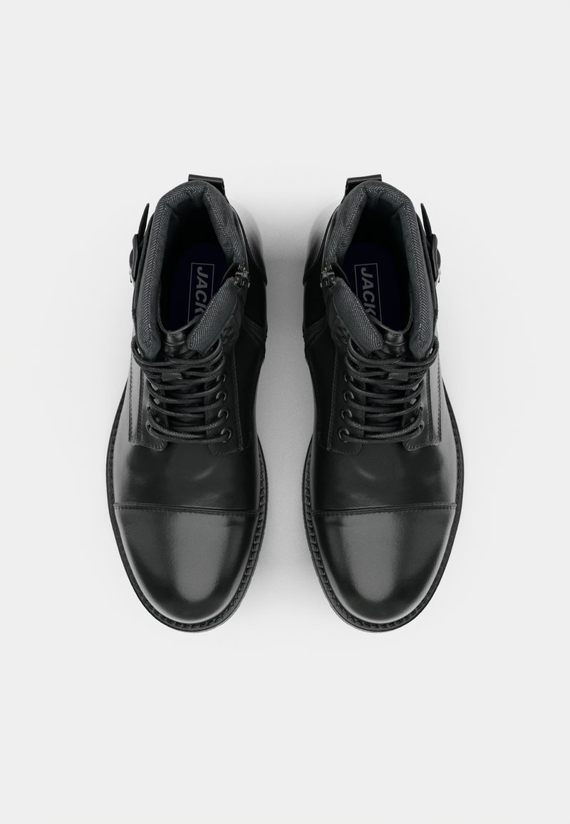 Stivali alla caviglia in pelle nera con finitura liscia, punta rotonda e design con lacci. Presentano una cerniera laterale e fodera in tessuto.