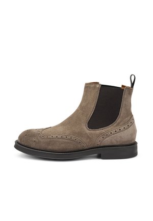 Botín Chelsea de ante en gris con punta redondeada, paneles laterales elásticos, detalles de brogue, una lengüeta y suela baja negra.