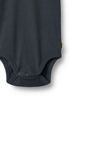 Svart ribbad babybody med korta ärmar, med rund halsringning och tryckknappar i botten för enkel påklädning.