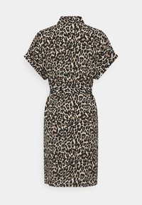 Robe à manches courtes imprimée léopard avec col et ceinture assortie, vue de dos sur un fond blanc uni.