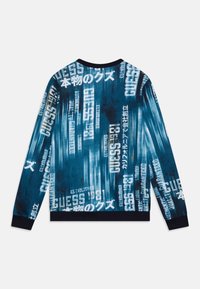 Sudadera de manga larga azul y negra con una tela texturizada que presenta texto y gráficos blancos prominentes en varios tamaños.