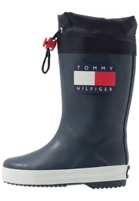 Námořnické gumové holínky s černým textilním lemem, červeným akcentem na šňůrce a bílou podrážkou. Na boku se nachází logo Tommy Hilfiger.