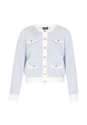 Cardigan albastru deschis cu margine albă, închidere frontală cu nasturi și patru buzunare cu clape butonate, mâneci lungi, manșete și tiv striate.