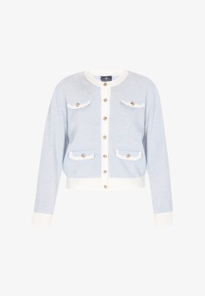 Cardigan bleu clair avec bordure blanche, fermeture à boutons sur le devant, quatre poches à rabat avec boutons, manches longues, poignets et ourlet côtelés.