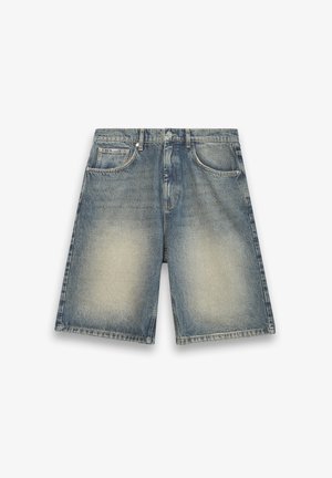 Lichtblauwe denim shorts met een vervaagde afwerking, met twee voorzakken en een zichtbare knoopsluiting. Rechte pasvorm met afgewerkte randen.