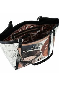 Schwarz-weiß Handtasche mit illustriertem Design, das eine Frau und Text zeigt. Innenfutter aus gemustertem Stoff und Reißverschlussfach.