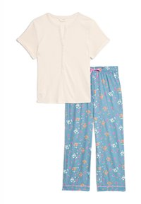 Vit ribbad t-shirt med kort ärm och knäppning fram, tillsammans med blå blommiga pyjamasbyxor som har rosa och orangea detaljer samt resårmidja.