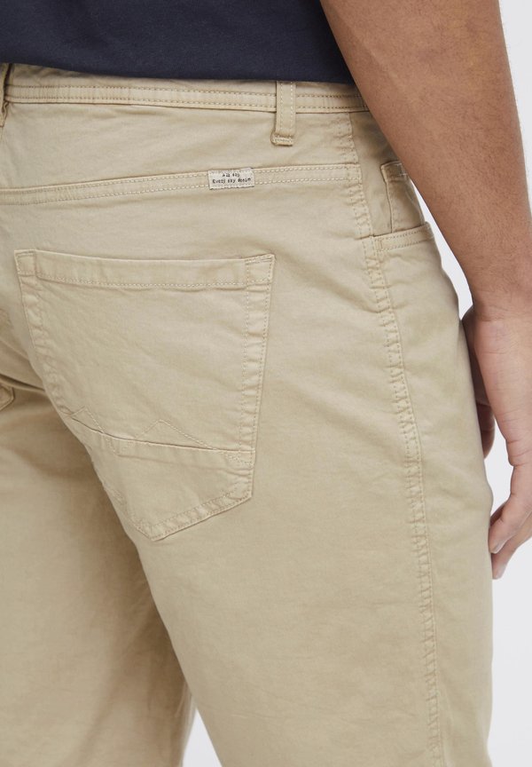BHWOVEN REGULAR FIT - Shorts - crockery4