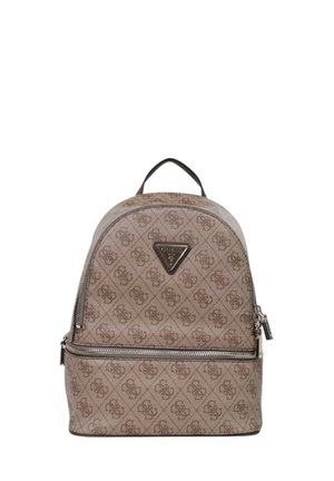 Sac à dos beige Guess avec motif monogramme, poche zippée à l'avant, poignée supérieure et patch logo triangulaire à l'avant.