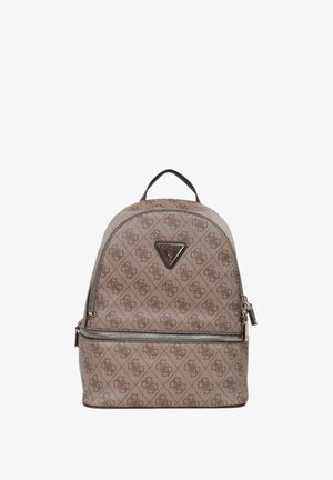 Sac à dos beige Guess avec motif monogramme, poche zippée à l'avant, poignée supérieure et patch logo triangulaire à l'avant.