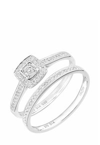 Dwie srebrne pierścionki z małymi diamentami; jeden ma kwadratowy centralny klaster diamentów, oba z diamentowymi obrączkami.