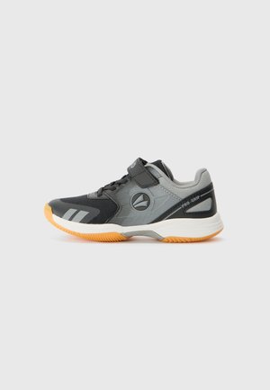 Chaussure de sport noire et grise avec une tige en mesh, semelle en caoutchouc et sangle ajustable. Présente un design texturé et une semelle extérieure orange.