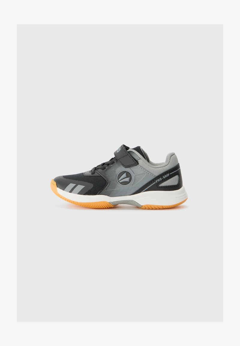 Scarpe sportive nere e grigie con tomaia in rete, suola in gomma e cinturino regolabile. Presentano un design testurizzato e una suola arancione.