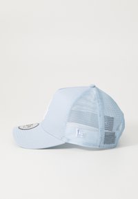 Gorra de color azul claro con un panel frontal sólido, parte trasera de malla y visera curvada. Presenta un logotipo bordado en la parte frontal y una correa ajustable.