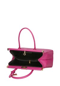 Borsa a tracolla rosa in pelle con due manici, hardware dorato e interno nero. Presenta scomparti con zip e aperti per un'organizzazione ottimale.