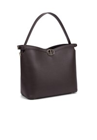 Sac à main en cuir marron avec une texture lisse, un bord supérieur arrondi, une bandoulière réglable et un accent logo en ton doré à l'avant.