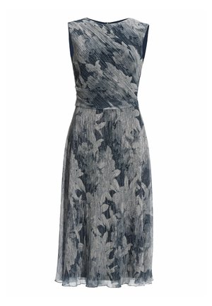 Sætløs kjole med et blåt og gråt blomsterdesign, lavet af tekstureret stof. Har en tætsiddende overdel og en svævende nederdel, der når til midten af læggen.