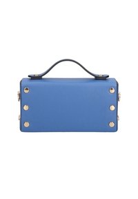 Borsa a mano rettangolare blu con manico nero, sei borchie metalliche sul davanti e dettagli hardware laterali su sfondo bianco.