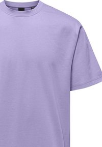 Lavendelfarvet bomulds t-shirt med rund hals, korte ærmer og en afslappet pasform. Stoffet har en glat, blød tekstur og minimale syninger.